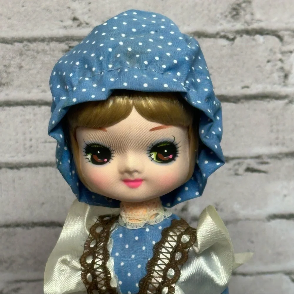 Vintage 1983 New Orleans World's Fair Big Eyes Doll Dress Bonnet Stand 10 in.